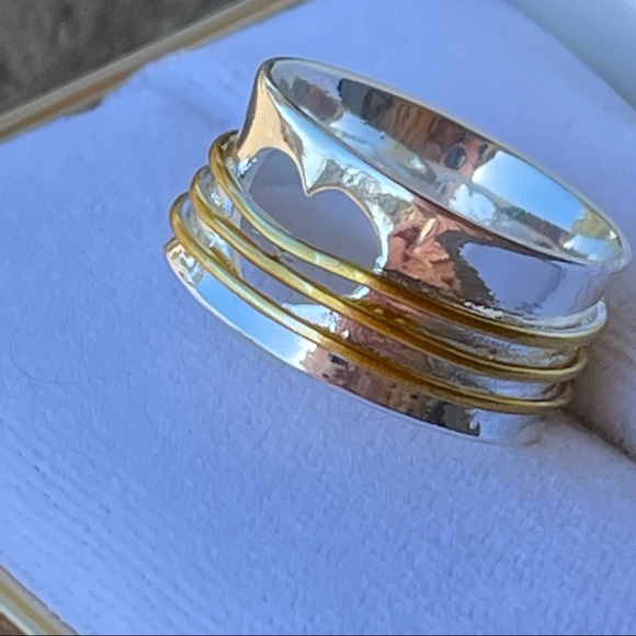 BEAUTIFUL SILVER AND GOLD RING WITH CUT OUT HEART & “LOVE” INSCRIPTION - Picture 4 of 11
